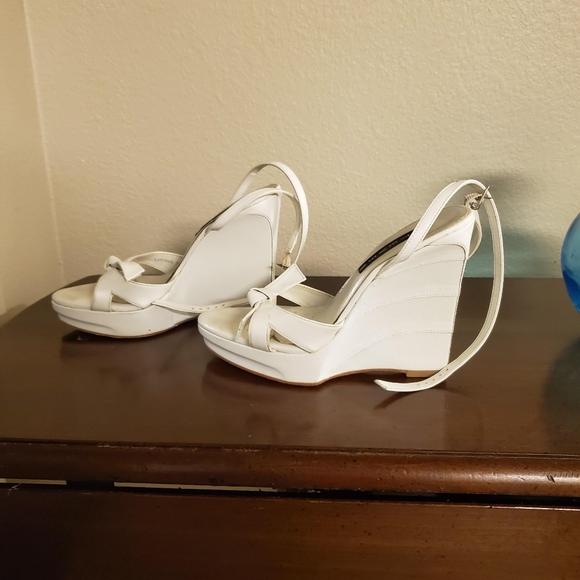 Beautiful white leather shoes - Picture 2 of 3